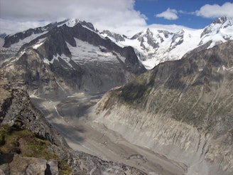 View looking down onto the Oberaletschgletscher and the hut visible on the spur in the middle.jpg